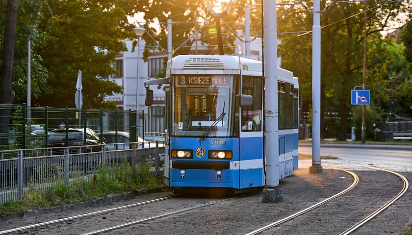 Wrocławski tramwaj Protram 204 WrAs. Zdjęcie ilustracyjne. Tramwaj na fotografii na razie nie posiada klimatyzacji 