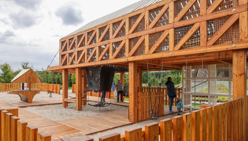 Drewniana konstrukcja na placu zabaw dla dzieci. Nowa część "Średniowiecznego Wrocławia" w Parku Tysiąclecia.