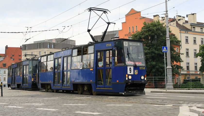 Z tramwajów Konstal 105, które nie zostały przerobione na trzydrzwiowe, najdłużej w barwach MPK jeździł ten skład z 1975 roku. Zdjęcie z 2021 roku