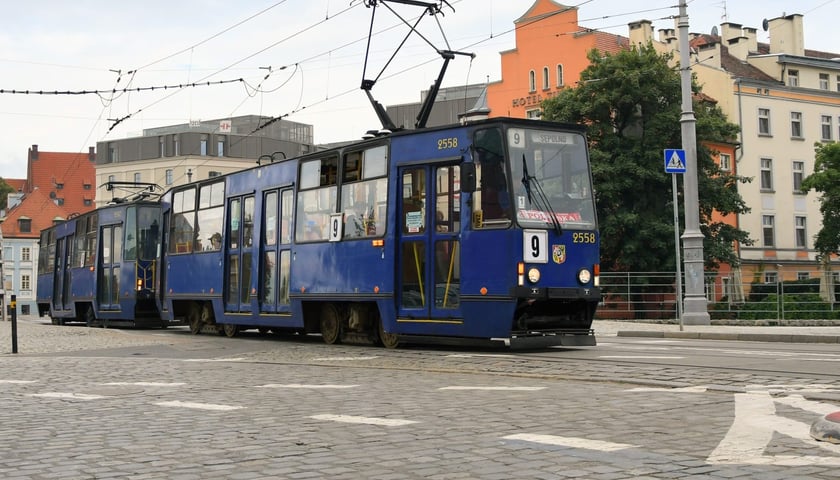Z tramwajów Konstal 105, które nie zostały przerobione na trzydrzwiowe, najdłużej w barwach MPK jeździł ten skład z 1975 roku. Zdjęcie z 2021 roku