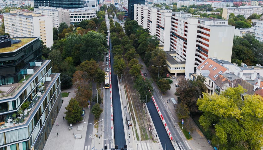 Remont Powstańców Śląskich, 26.09.2025. Pierwsza warstwa asfaltobetonu na odcinku między Wielką a rondem.