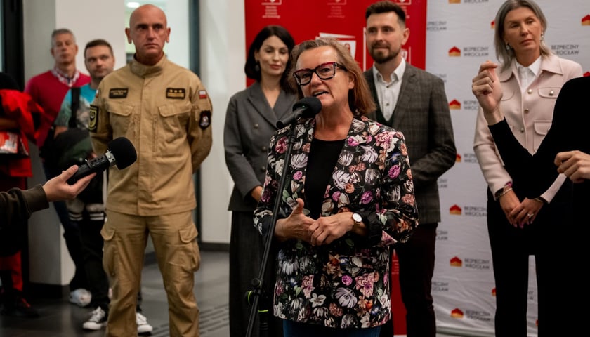 <p>Na zdjęciach 3. Festiwal Pierwszej Pomocy na Politechnice Wrocławskiej &ndash; m&oacute;wi Dorota Feliks, dyrektor WCRS</p>