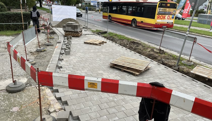 Na ul. Gubińskiej trwa remont chodnika. Na odcinku Budziszyńska-Wojrowicka ZDiUM wymienia spękane i nierówne płytki na powierzchni ponad 560 mkw