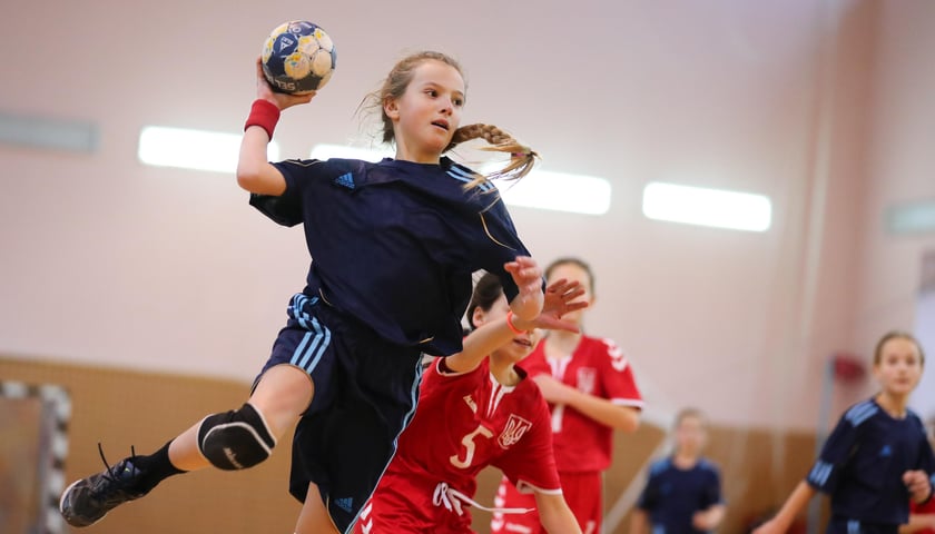 Dzieci grające w piłkę ręczną