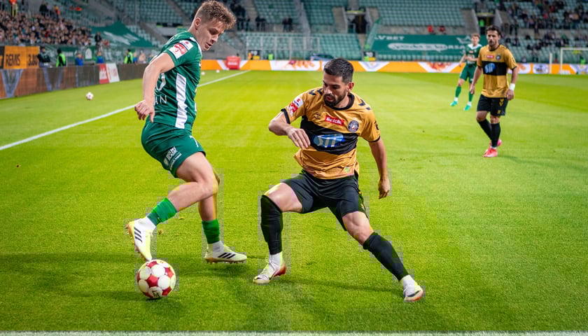 Mecz Śląsk Wrocław - Polonia Warszawa. Na zdjęciu widać piłkarzy walczących o piłkę.