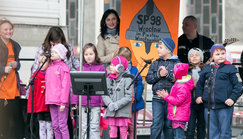 Psie Pole: Nowy rynek, fontanna i tort