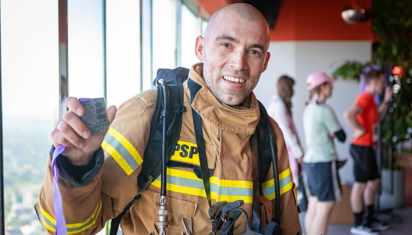 Na zdjęciu strażak - uczestnik Sky Tower Run w 2025 r.