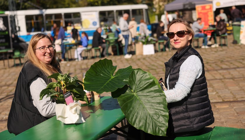 Festiwal Roślin w Czasoprzestrzeni. Na zdjęciu dwie młode kobiety z kwiatami doniczkowymi