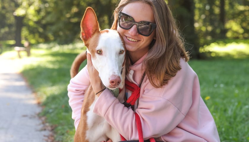 Uśmiechnięta kobieta w okularach z psem, uczestniczka Great Global Greyhound Walk 2025 we Wrocławiu, 28.09.2025 r.