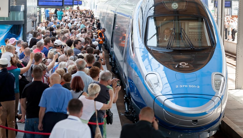Tłum ludzi na peronie, na torach pociąg Pendolino