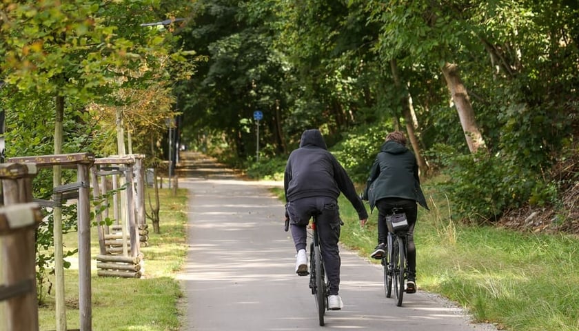 Dwoje rowerzystów na Promenadzie Krzyckiej, wrzesień 2025