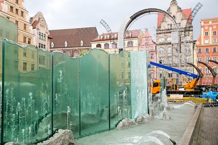 Rozkładają scenę na Rynku