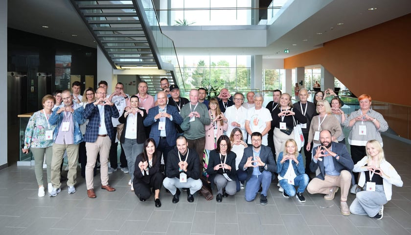 "Wstrząśnięci, niezmieszani". Zespół medyczny USK we Wrocławiu podczas spotkania z pacjentami.