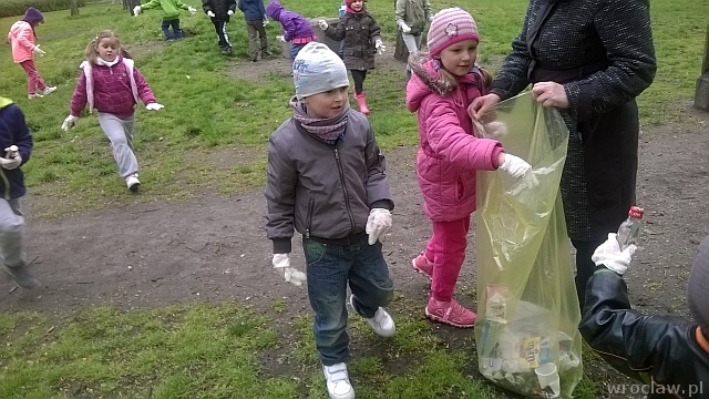 Przedszkolaki sadzą kwiaty