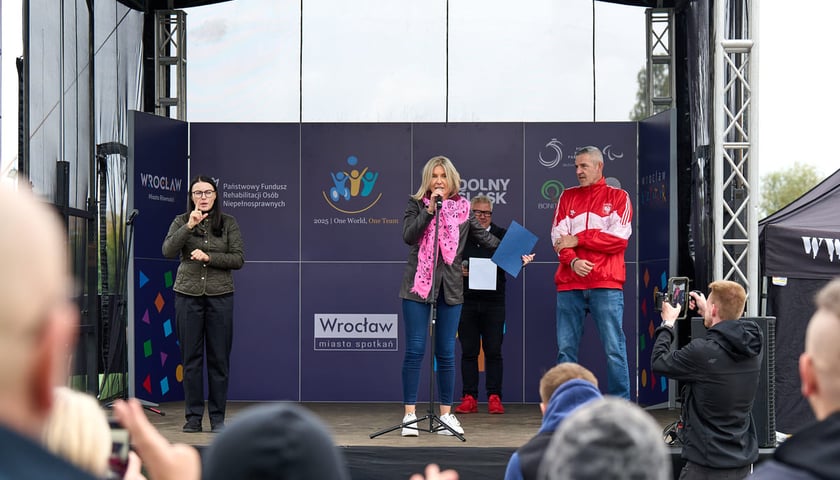 <p>Wrocławska Integracyjna Olimpiada Młodzieży, 30.09.2025. Przy mikrofonie Renata Granowska</p>