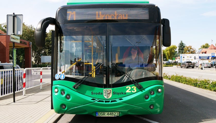 Autobus linii 71 ze Środy Śląskiej do Wrocławia. Na zdjęciu zielony autobus