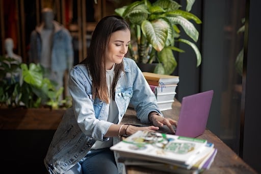 Studentka pracuje przy laptopie, zdjęcie ilustracyjne