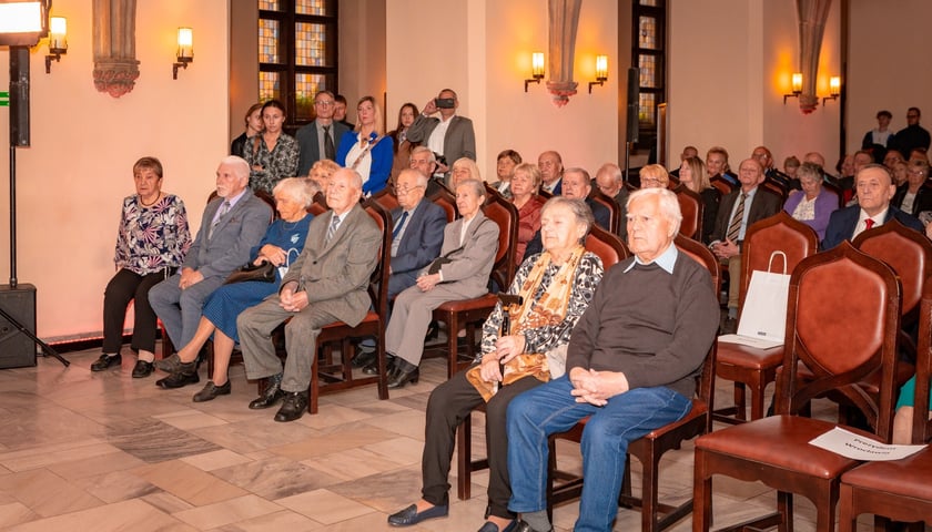 Pary małżeńskie z przeszło 50-letnim stażem, zebrane w Starym Ratuszu
