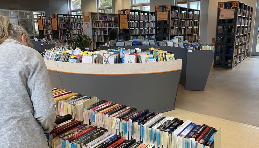 Przygotowania do kiermaszu książek w bibliotece przy ul. Grabiszyńskiej we Wrocławiu