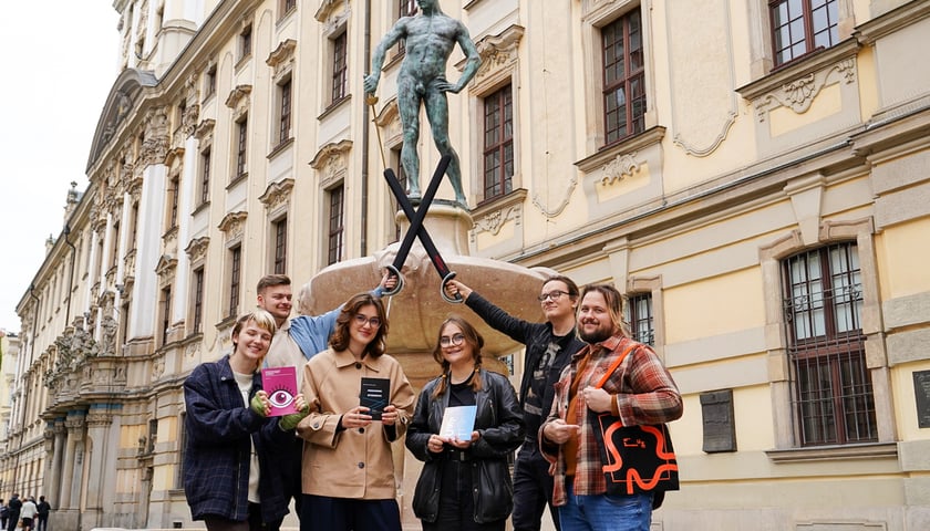 Pod pomnikiem Szermierza - symbolem wrocławskich studentów stoją: Masza (grafika komputerowa, ASP), Ala (inżynieria wzornictwa przemysłowego, Politechnika Krakowska), Misia (sinologia, UWr), Jonatan (psychologia, Uniwersytet Dolnośląski DSW); u góry: Marcel (animacja 3D i efekty specjalne dla filmu i gier, Uniwersytet Dolnośląski DSW), Szymon (elektronika, PWr)