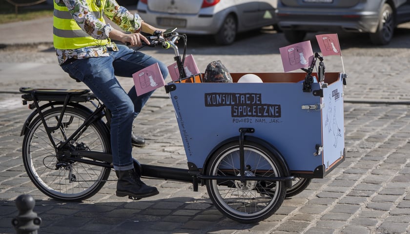 Niebieski rower konsultacji społecznych.
