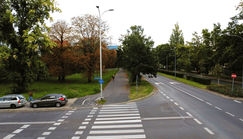 Widok z góry na skrzyżowanie Kamiennej z Komandorską i na starą drogę rowerową