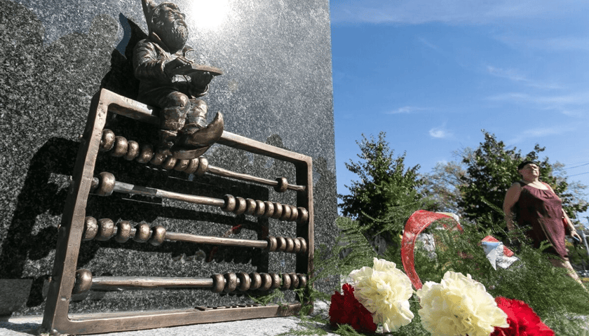 <p>Skwer Elwro jest uhonorowaniem pracujących tu os&oacute;b</p>