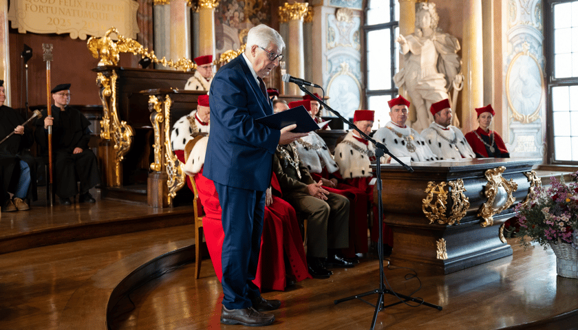 dr Jacek Ossowski – Przewodniczący Kapituły przemawiający do mikrofonu w Auli Leopoldina podczas uroczystości