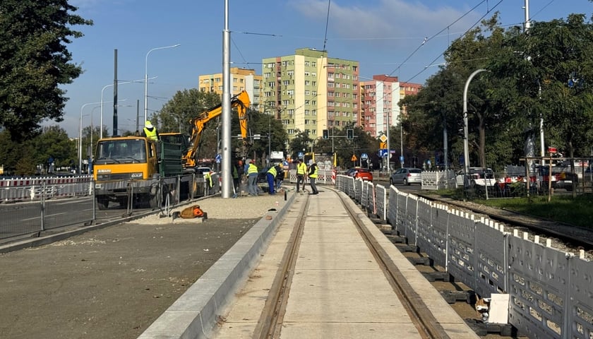 Trasa autobusowo-tramwajowa po zachodniej stronie jest już gotowa. Od poniedziałku tym torowiskiem pojadą tramwaje. Zacznie się przebudowa tego po wschodniej stronie