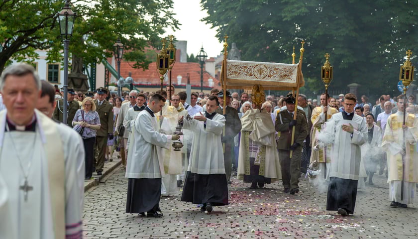 Procesja Bożego Ciała we Wrocławiu. Na zdjęciu widać księży i wiernych