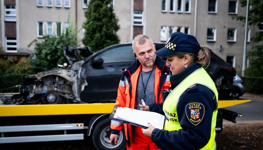 Akcja usuwania wraku auta - samochodu porzuconego, bez właściciela