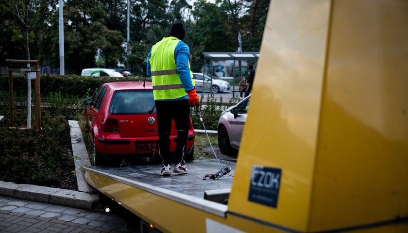 Akcja usuwania wraku auta - samochodu porzuconego, bez właściciela