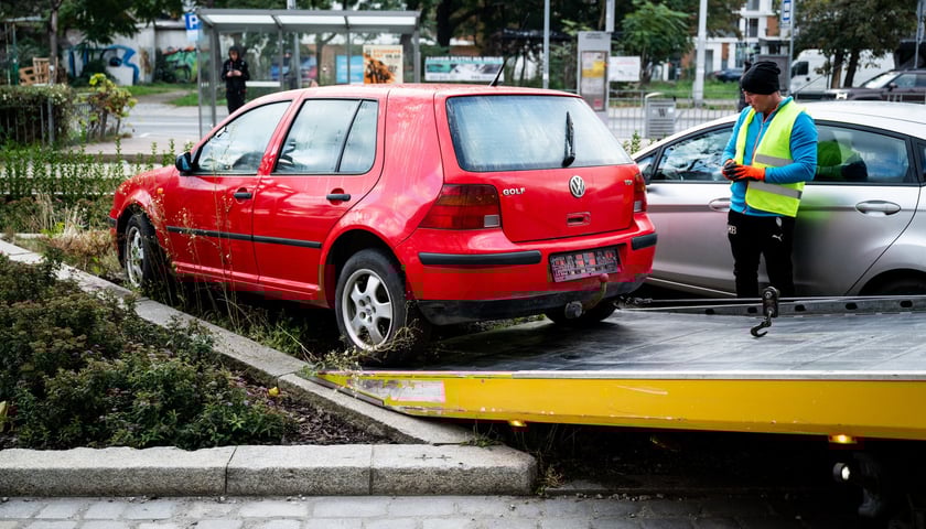 Akcja usuwania wraku auta - samochodu porzuconego, bez właściciela