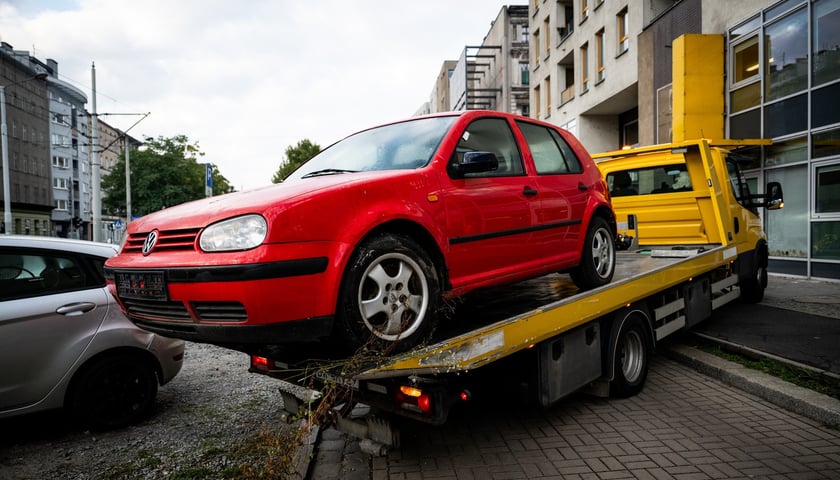 Akcja usuwania wraku auta - samochodu porzuconego, bez właściciela