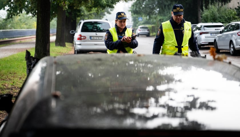 Akcja usuwania wraku auta - samochodu porzuconego, bez właściciela