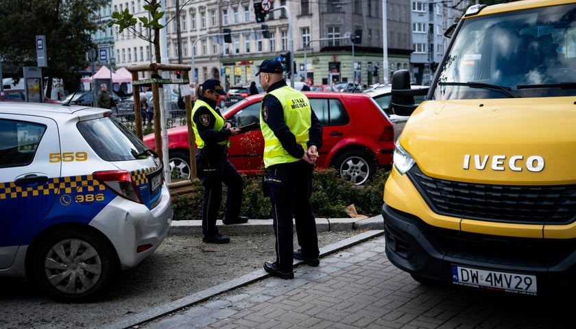 Akcja usuwania wraku auta - samochodu porzuconego, bez właściciela