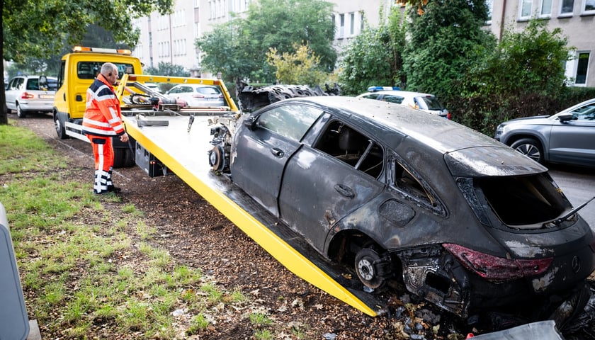 Akcja usuwania wraku auta - samochodu porzuconego, bez właściciela