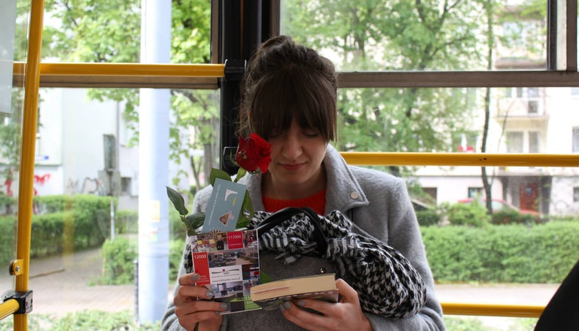 Wypożycz książkę w tramwaju