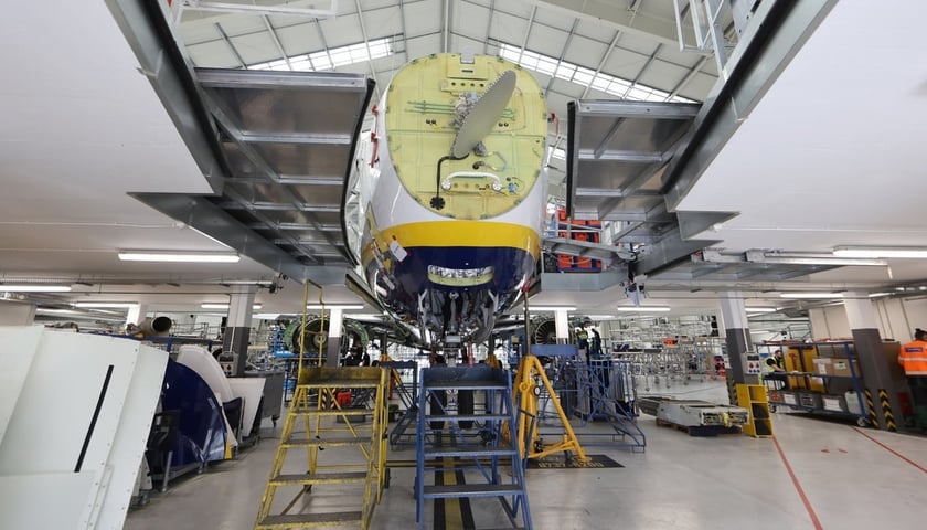 Wnętrze nowego hangaru Ryanair i jeden z samolotów podczas serwisu.