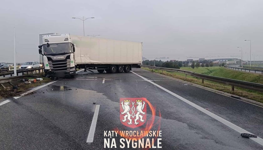 Ciężarówka stojąca w poprzek drogi