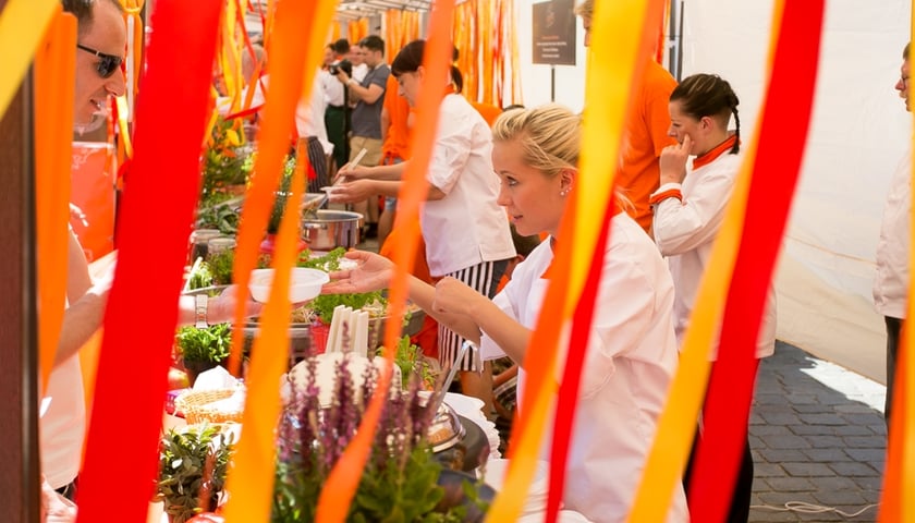 Europa na widelcu: tłumy smakoszy w Rynku [ZDJĘCIA+WIDEO]