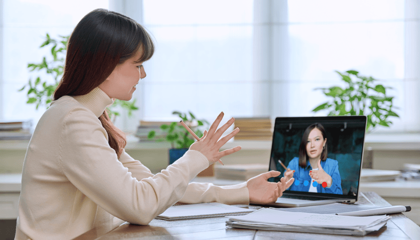 Uczennica podczas rozmowy online, zdjęcie ilustracyjne