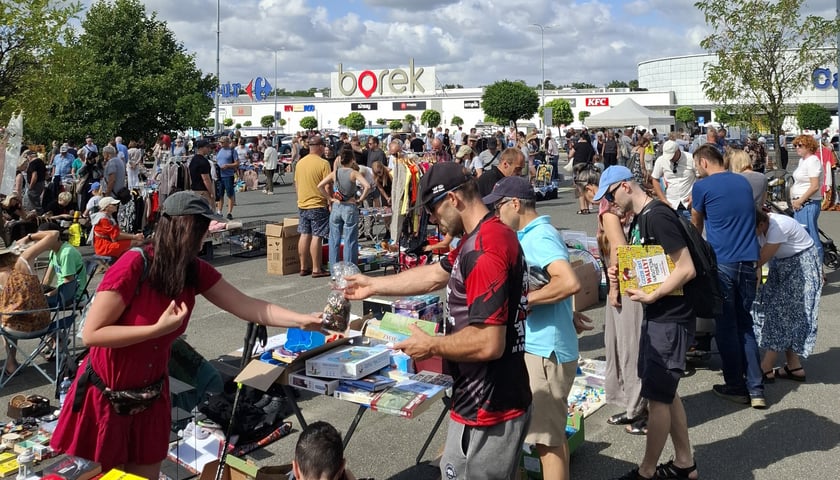 Na zdjęciu stoiska i ludzie spacerujący podczas Wrocławskiej Wyprzedaży Garażowej