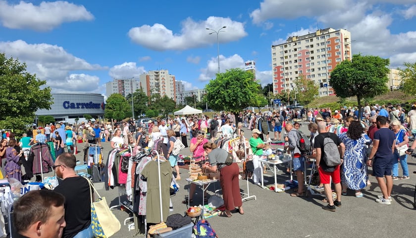 Na zdjęciu stoiska i ludzie spacerujący latem 2025 podczas Wrocławskiej Wyprzedaży Garażowej
