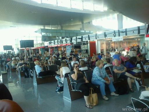 7 godzin czekali na samolot [ZDJĘCIA]