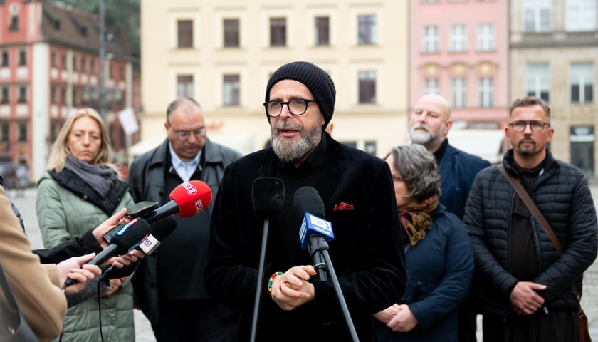 Andrzej Mańkowski, dyrektor Miejskiego Ośrodka Pomocy Społecznej oraz przedstawiciele organizacji pozarządowych, zajmujących się wspieraniem ludzi w potrzebie.