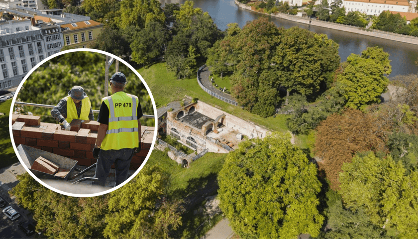 Trwa remont Bastionu Ceglarskiego, zdjęcie z góry na Bastion, w kółeczku pracujący robotnicy