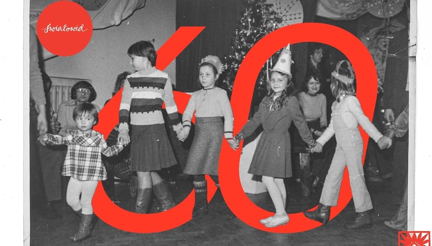 Zdjęcie z lat 70. przedstawia dzieci podczas zabawy karnawałowej