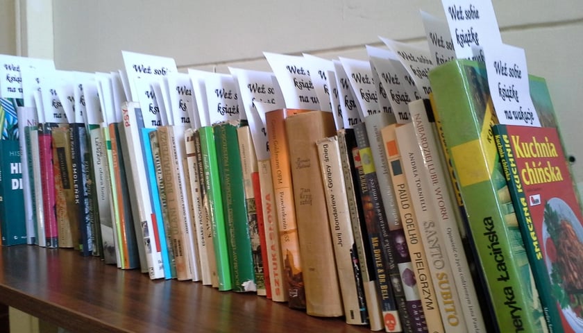 W kolejce po paszport czytają książki