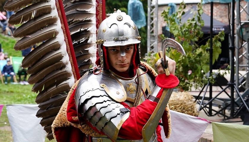 Jarmark Jadwiżański w Zamku Leśnickim, październik 2025, na zdjęciu mężczyzna przebrany w strój rycerza 